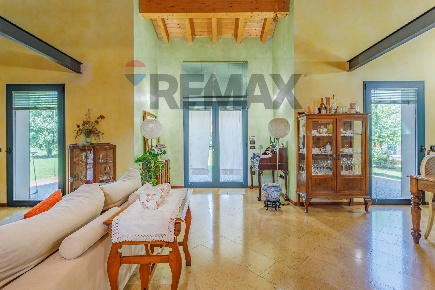 Foto Villa unifamiliare in Via Carlo Tira 1, Volongo di 170 m² con 7 locali