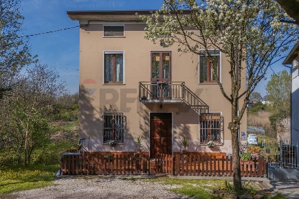 Foto Casa indipendente in VIA CARDUCCI 64, Asola di 210 m² con 9 locali