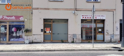 Foto Locale commerciale in Via IV Novembre 41, Monfalcone Centro di 25 m²