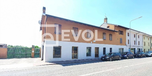Foto Negozio in Via Cividale 291, Udine Via Cividale di 136 m² con 5 locali