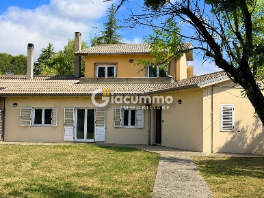 Foto Villa a schiera in Via Vineola 139, Potenza di 135 m² con 6 locali