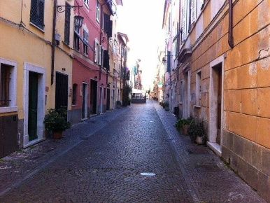 Foto Locale commerciale a Sarzana Centro di 53 m² con 2 locali in vendita