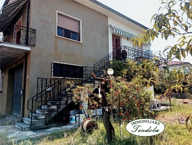 Foto Casa indipendente a Castelnuovo Magra di 300 m² con 9 locali