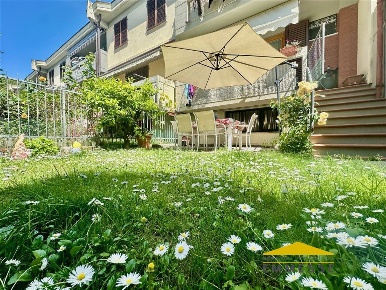 Foto Casa indipendente a Carrara Avenza di 180 m² con 7 locali in vendita
