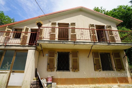 Foto Casa indipendente a Zeri di 102 m² con 4 locali in vendita