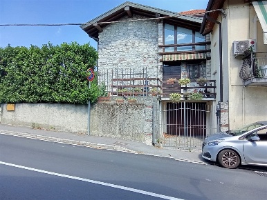 Foto Case semi ndipendenti a Montorfano Centro di 120 m² con 3 locali