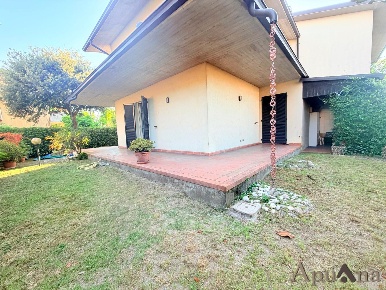 Foto Villa a schiera a Massa Zona Industriale di 150 m² con 5 locali