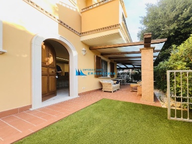 Foto Villa a schiera a Massa Marina di Massa Centro di 110 m² con 6 locali