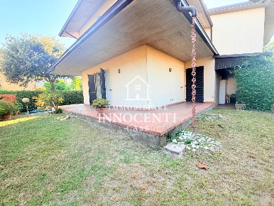 Foto Villa a schiera a Massa Zona Industriale di 150 m² con 5 locali