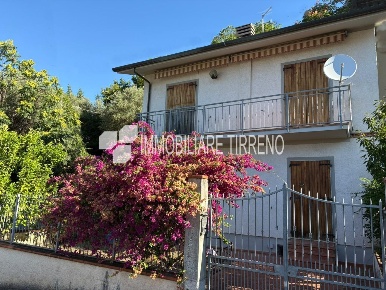 Foto Villa bifamiliare a Montignoso Capanne, Prato di 114 m² con 6 locali