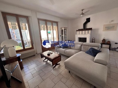Foto Appartamento a Massa Marina di Massa Centro di 122 m² con 7 locali