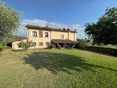 Foto Villa unifamiliare in via delle sezioni 3549, Massarosa di 534 m²