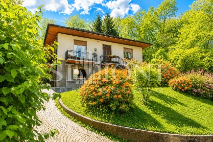 Foto Villa unifamiliare a Varese Valle Olona di 250 m² con 5 locali