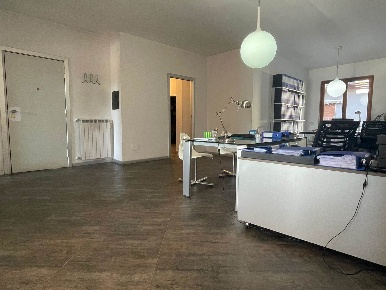 Foto Ufficio a Santa Maria Capua Vetere di 110 m² con 5 locali in affitto