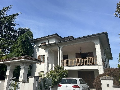 Foto Villa unifamiliare a Pontenure di 215 m² con 8 locali in vendita