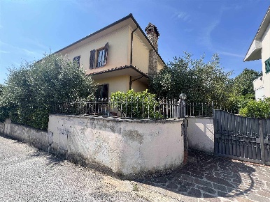 Foto Villa unifamiliare a Pistoia Candeglia di 538 m² con 14 locali