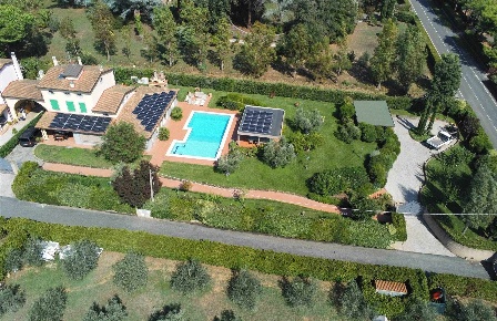 Foto Villa unifamiliare a Cecina Cecina Centro di 305 m² con 12 locali