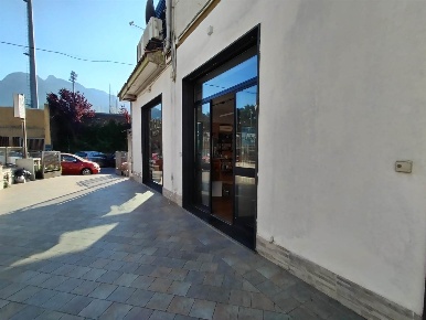 Foto Attività commerciale a Cava de' Tirreni Centro di 145 m² con 2 locali
