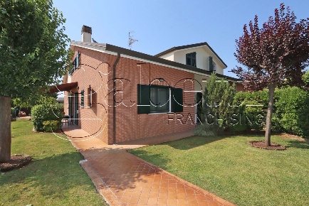 Foto Villa bifamiliare a Ferrara Pontegradella di 210 m² con 8 locali