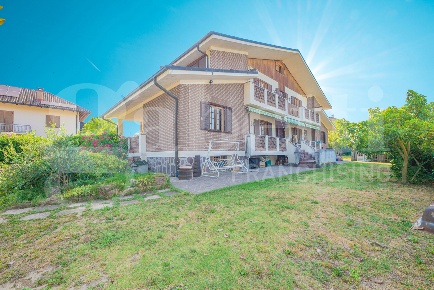 Foto Villa bifamiliare in Via Tetto 15, Reano di 470 m² con 15 locali