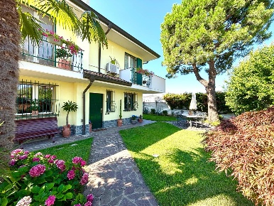 Foto Villa unifamiliare in Via Tiziano 18, Sedriano Centro di 180 m²