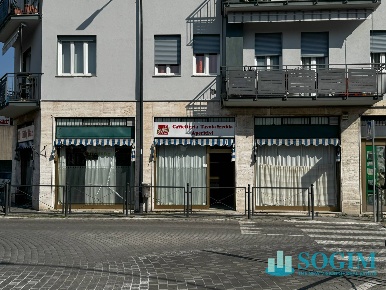 Foto Locale commerciale in via trieste 180, Limbiate Centro di 93 m²