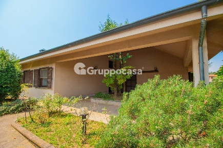 Foto Villa unifamiliare in Via Borsa 10, Cuggiono Centro di 240 m²