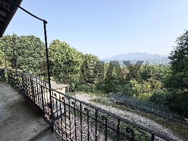 Foto Appartamento in VIA MAZZINI 18, Buguggiate di 109 m² con 3 locali