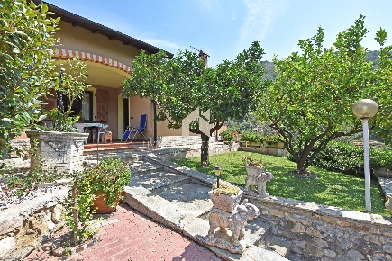 Foto Villa unifamiliare in Strada Provinciale, Dolceacqua di 167 m²