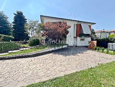 Foto Casa indipendente in Vicolo Stretto 9, Bellusco Centro di 253 m²