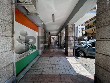 Foto Negozio in Via Adolfo Omodeo 106, Napoli Pigna - Omodeo di 50 m²