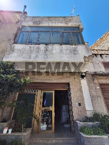Foto Locale commerciale in piazza Cavour 27, Favara di 180 m² con 3 locali