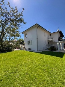 Foto Villa bifamiliare a Montignoso Cinquale di 200 m² con 9 locali
