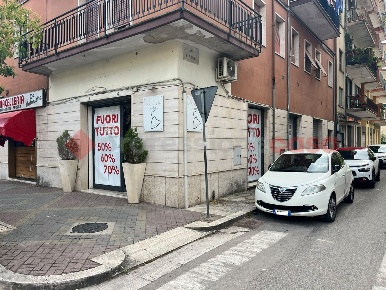 Foto Negozio in Largo Dante 30, Cassino Centro di 60 m² con 2 locali