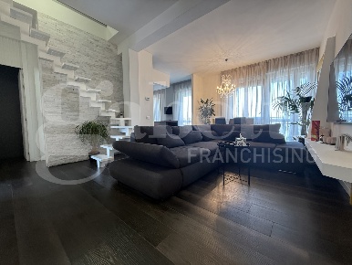 Foto Appartamento a Pontedera Centro di 106 m² con 4 locali in vendita