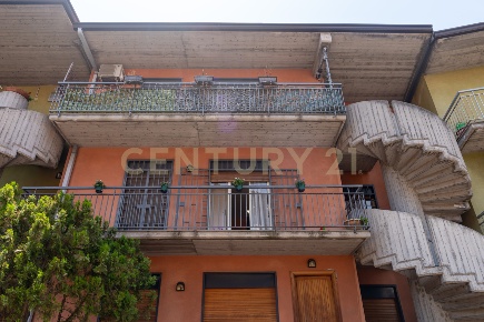 Foto Appartamento in Via Rua 78, Aci Catena Centro di 122 m² con 5 locali
