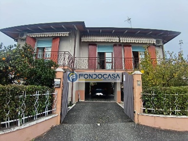 Foto Casa indipendente in via brigate partigiane, Carrara di 140 m²