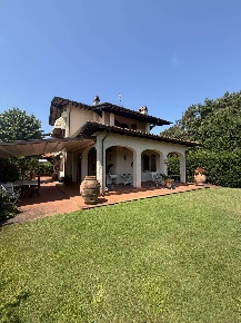 Foto Villa unifamiliare a Camaiore Lido di Camaiore di 270 m² con 10 locali