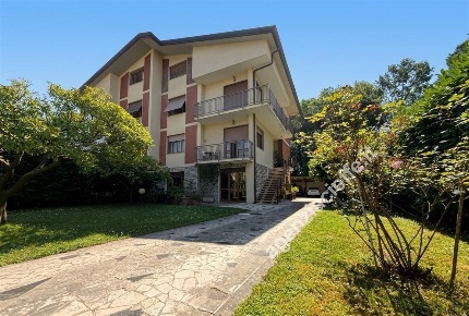 Foto Villa bifamiliare a Massa Marina di Massa Centro di 300 m² in vendita