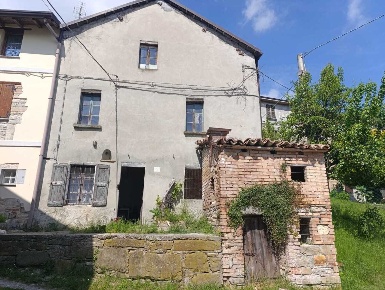 Foto Appartamento a Pellegrino Parmense di 109 m² con 6 locali in vendita