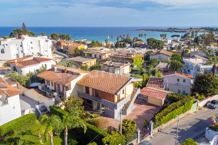 Foto Villa unifamiliare a Siracusa Fontane Bianche di 137 m² con 7 locali