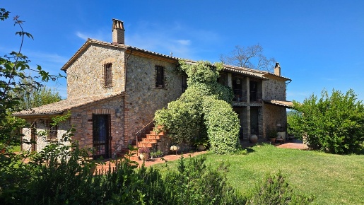 Foto Casale a Castel Viscardo di 360 m² con 16 locali in vendita