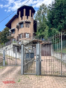 Foto Appartamento in Strada Valle Massa 37, Torino di 130 m² con 6 locali