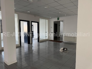 Foto Ufficio a Altavilla Vicentina di 650 m² con 9 locali in affitto