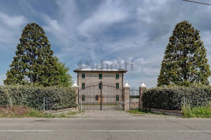 Foto Villa unifamiliare a Vignola Centro di 470 m² con 10 locali in vendita