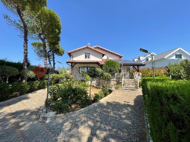 Foto Villa unifamiliare in Viale DEL CLUB 12, Statte di 350 m² con 7 locali