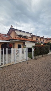 Foto Villa a schiera in Via Stelvio 12, Arconate Centro di 156 m²
