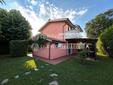 Foto Villa unifamiliare a Lucca Antraccoli di 180 m² con 7 locali