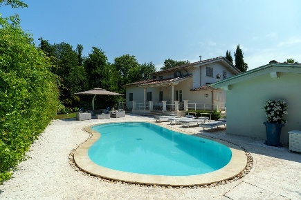 Foto Villa unifamiliare a Pietrasanta di 380 m² con 9 locali in vendita