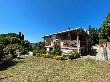 Foto Case semi ndipendenti a Fucecchio di 200 m² con 8 locali in vendita